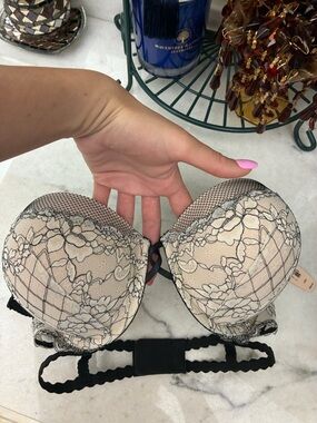 Victoria’s Secret bombshell bra